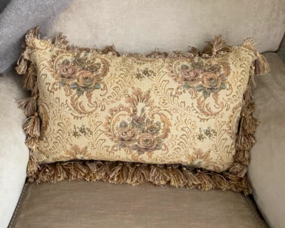 ❇️ PAR (2) Fundas de Cojín Oblongas Nuevo Tapiz Look Taupe Malva Borla Flecos Foto 1 de 4