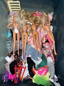 Lotto sfuso abiti e accessori Barbie Mattel vintage - Foto 1 di 24