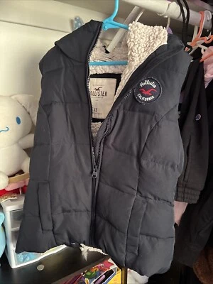 Hollister hooded black sleeveless puffy vest with plush lining - Image 1 of 4