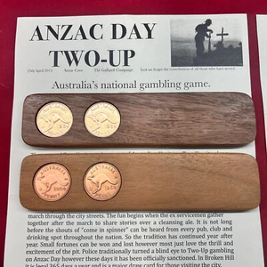 Regalo de cumpleaños 70 australiano juego de dos con centavos australianos 1955 ANZAC día 2UP - Imagen 1 de 13