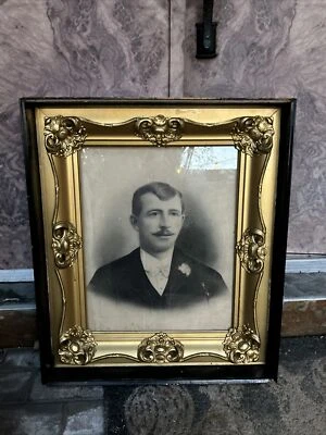 Marco dorado antiguo grande con retrato antiguo de un hombre distinguido Foto 1 de 4