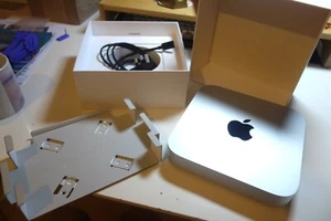 Apple Mac Mini (512GB SSD, M1, 8GB) Silver Great Condition with universal mount - Afbeelding 1 van 3