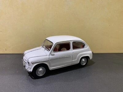 Fiat 600 D 1960 1/24 VINTAGE DELUXE COLLECTION LEO MODELS - Immagine 1 di 4