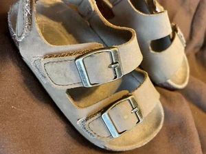 WONDER NATION BROWN SANDALS size 8 fake buckles ve_crow closures pre-owned - Picture 1 of 4