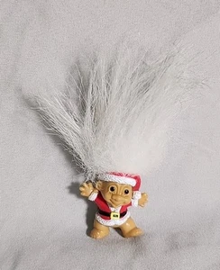 Vintage RUSS Troll Christmas Badge 1" Figure Santa White Hair 1990s Retro Pin - Imagen 1 de 4