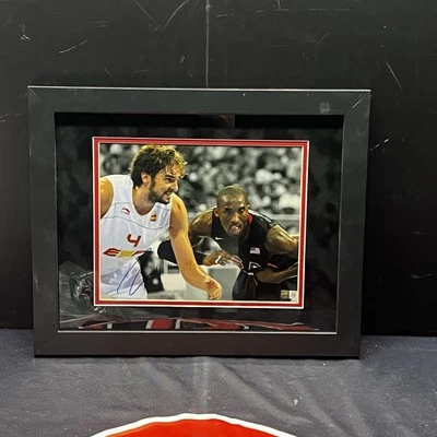 Foto autografiada por Pau Gasol de Los Angeles Lakers enmarcada 8x10 Steiner Kobe Foto 1 de 3