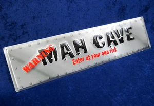 Letrero de metal en relieve de 24" MAN CAVE Enter at Risk - * HECHO EN EE. UU.* - Decoración de bar de garaje - Imagen 1 de 9