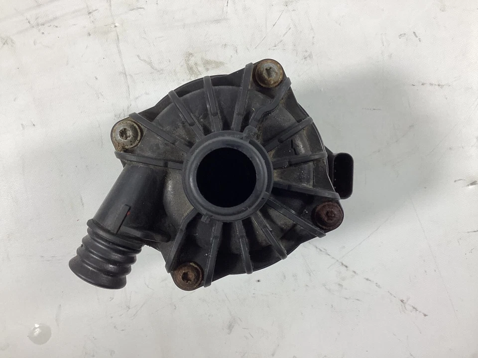 BMW 550i 2009-2013 bomba de agua refrigerante auxiliar 7566335 OEM. Foto 1 de 4