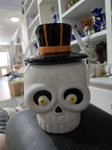 2025 JACK O LANTERN LANE Keramik Halloween Totenkopf mit Zylinder Hut Keksdose Behälter  - Bild 1 von 5