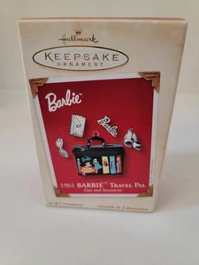 Hallmark Keepsake Ornament 1961 Barbie Travel Pal Case and Accessories 2002 New - Foto 1 di 2