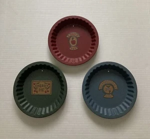 Decorative Hanging Pie Pan Plates Country Farmhouse Motif 8 Inch Metal Rounds - Imagen 1 de 7