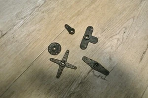 Carson Tamiya Servo Arme Horn Teile Zubehör Konvolut Servohorn Servoarm - Bild 1 von 1