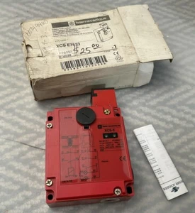 NOS Telemecanique Schneider Electric XCSE7533 Safety Limit Switch XCS-E7533 - Picture 1 of 6