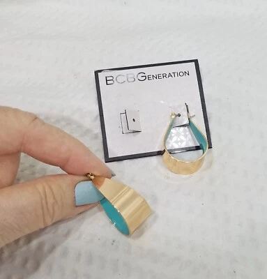 ¡Nuevo! Pendientes de aro ovalados anchos firmados BCBGeneration tono dorado y esmalte aguamarina Foto 1 de 4