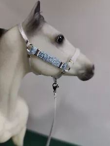 Halter metálico azul hielo Jaapi con ajuste de plomo Breyer modelos tradicionales - Imagen 1 de 2