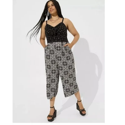 Mono Culotte Torrid Negro Floral Geo Corbata Frontal Sin Mangas Talla 2X Bolsillos Foto 1 de 4