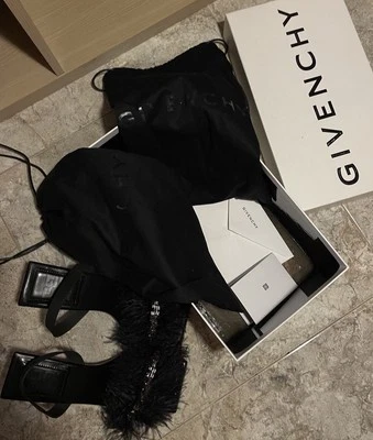 Сандалии на каблуках Givenchy черные 100% кожа ягненка с серебряной цепочкой и перьями 4G - Изображение 1 из 4