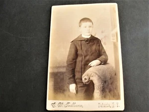 Década de 1890 - Teen Boy Standing - Foto de gabinete por Fallman Studio - DeLaria, Nueva York. - Imagen 1 de 2