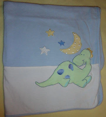 Детское одеяло Little Me сине-белое динозавр хлопок трикотаж текстурированные лунные звезды  - Изображение 1 из 2
