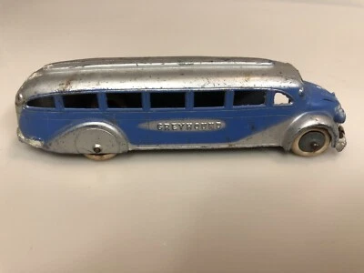 复古 Tootsie 玩具 #1045,压铸灰狗巴士带锡底,6 英寸长,约 1936 年 — 第 1/4 张图片