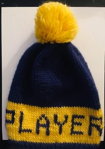 Sombrero de invierno tejido a mano 50/50 lana/acrílico, dice JUGADOR, ¡lindo! - Imagen 1 de 2