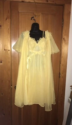 Lencería Laros vintage de mediados de siglo de 1960 amarillo mantequilla camisón y bata flor Foto 1 de 4