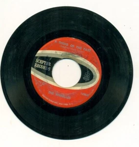 VINTAGE RECORD-45 rpm-THE SHIRELLES-A THING OF THE PAST - Imagen 1 de 2