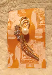 Spilla tono oro ~ finta perla ~ strass ~ 2,5" - Foto 1 di 8