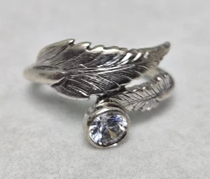 9ct White Gold Ring Feather Cubic Zirconia Stone Hallmarked Ring Size I 1/2 - Picture 1 of 10