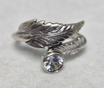 9ct White Gold Feather Ring Cubic Zirconia Stones Hallmarked Ring Size I 1/2 - Image 1 of 4