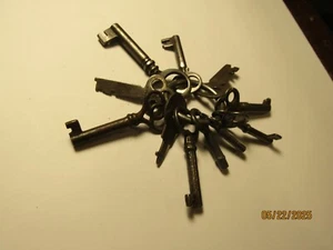 Antik Vintage Konvolut 11 Skelett Einsteck Schrank Schloss Schlüssel sehr schön LOT - Bild 1 von 8