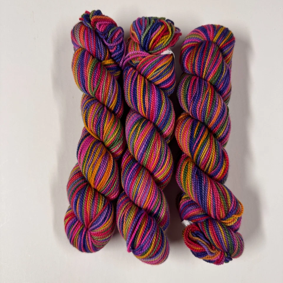 HILO KOIGU KPPPM DE COLECCIÓN 3 madejas - violeta, rosa, dorado, verde 175 yardas ea 100% merino Foto 1 de 4