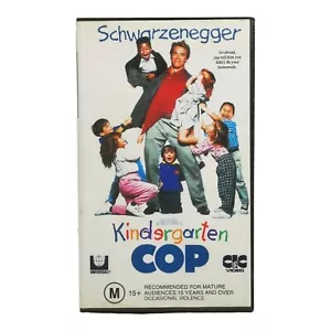Video VHS de policía de jardín de infantes Arnold Schwarzenegger - Imagen 1 de 7
