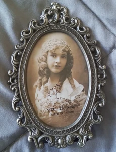 SMALL SILVER ORNATE OVAL METAL PICTURE FRAME WITH GLASS INSERT 3.25 X 5 IN - Picture 1 of 2