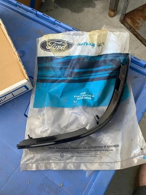 (1) NOS 1991-1996 Ford Escort Mercury Tracer Rear Lamp Light Taillight Moulding - Imagem 1 de 4