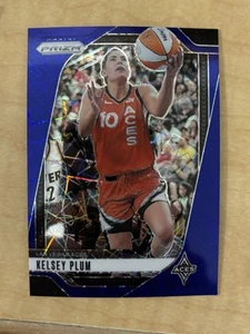 2024 Panini Prizm WNBA Blue Velocity Prizm Kelsey Plum #77 - Foto 1 di 2