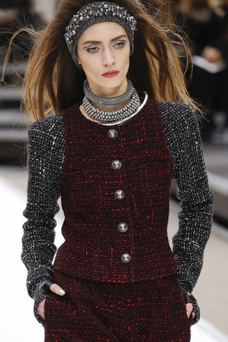 Giacca classica tweed bicolore CHANEL autunno 2017 passerella con bottoni Space CC FR36