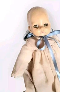 '71 Madame Alexander 14" Babypuppe Victoria + orig. Kleid Stoff Body auf Ständer - Bild 1 von 14