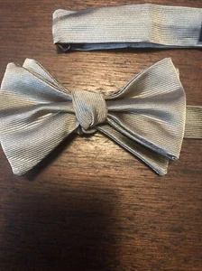 Molly Rodger Gray Grey Silver Bow Tie - Picture 1 of 3
