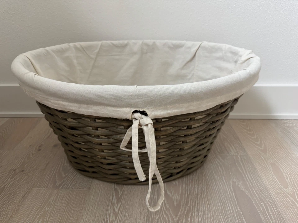 Cesta de lavandería de mimbre Pottery Barn Foto 1 de 2