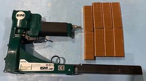 ISM AC 150T C34 1-1/4" Pneumatic Stick Carton Stapler w/ Staples - Picture 1 of 5