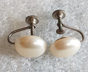 Vintage Costume Fashion Signed Evco Silver Tone Screw Back Faux Pearl Earrings - Picture 1 of 9