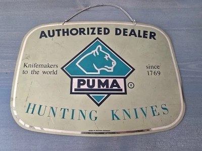 Placa de revendedor de fábrica Puma dourada e verde com corrente suspensa de latão de fábrica - Imagem 1 de 2