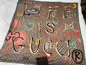LIFE IS GUCCI GG Bufanda Cuadrada Estampado Graffiti Multicolor 50”x50” Bolsa RARA - Imagen 1 de 13