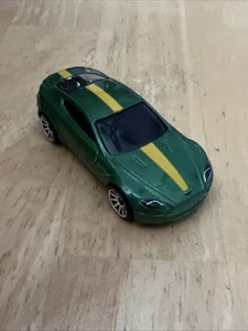 HOT WHEELS ASTON MARTIN V8 VANTAGE GREEN LOOSE MULTIPACK EXCLUSIVE YELLOW STRIPE - Picture 1 of 4
