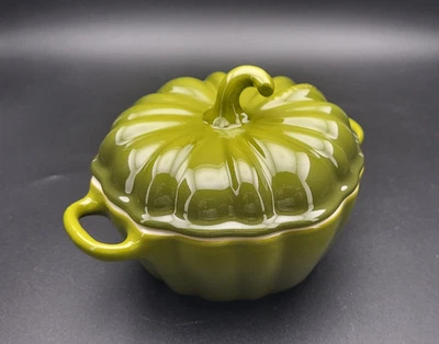 Cazuela de calabaza Le Creuset Petite - 12 OZ - oliva - nueva en caja Foto 1 de 4