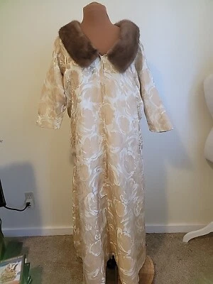 Vestido de anfitriona años 60 I. XL Magnin/Malouf Negligee brocado dorado ribete de piel satinada  Foto 1 de 4