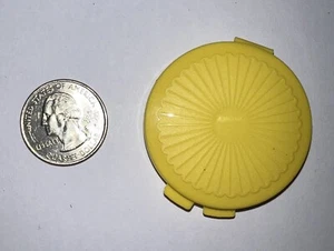 1.75" Tupperware 1224 Round Pill Keeper Container Clamshell Hinged Yellow NOS - Picture 1 of 3