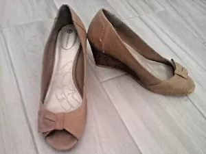 Giani Bernini Beige Leather Upper Peep Toe Slip On Wedge Heel Pump Size 7 M - Picture 1 of 8