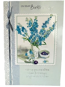 Tarjeta de cumpleaños con flores mensaje de mejores deseos letras metálicas de Simon Elvin - Imagen 1 de 3